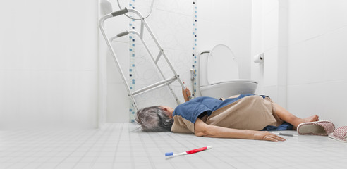 femme âgée chute sur le sol de la salle de bain