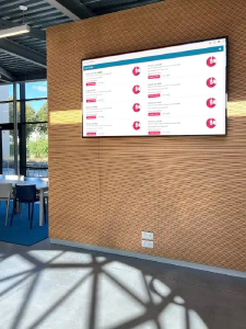 Écran de report installé au mur