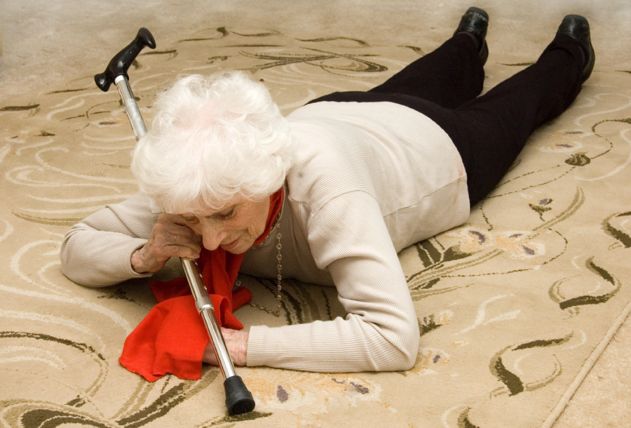 femme âgée tombée au sol avec canne