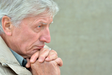 Senior qui réfléchit senior qui réfléchit