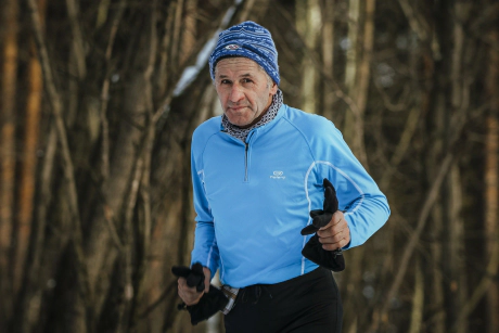 Homme âgé qui court athlète âgé qui court