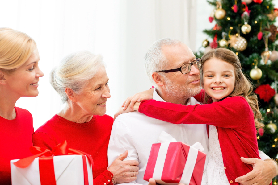 famille fête Noël avec des cadeaux