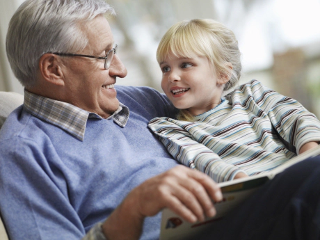 Homme et fille lisent homme âgé fait la lecture à une petite fille