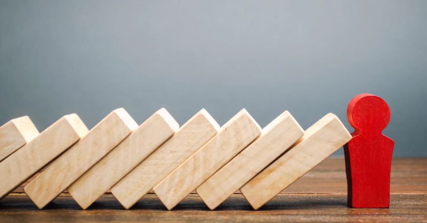 Une solution fiable blocs de bois tombés tenus par un bonhomme en bois rouge