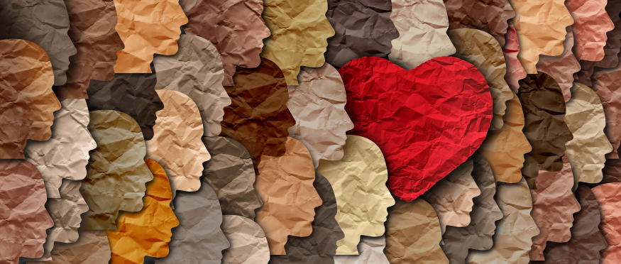 Favoriser l’inclusion et la diversité visages en papier froissé qui entourent un coeur rouge en papier froissé